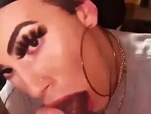 Adolescente latino twink afeminado chupando polla