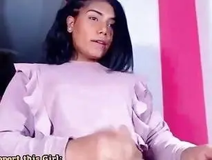 Una splendida trans le accarezza il cazzo duro