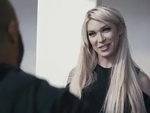 Transexual cachonda monta la polla de sus vecinos negros