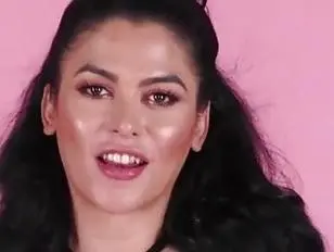 TS Domino lascia che il ragazzo le scopi il buco del culo