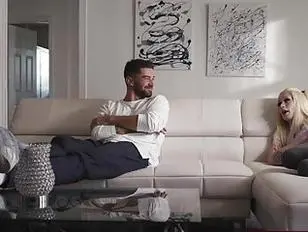 La bella trans Emma Rose succhia e senza sella