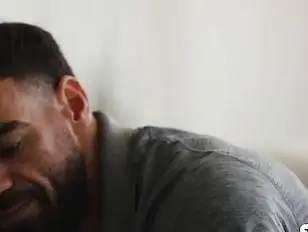 Ladyboy ha lasciato che il suo patrigno le sbattesse il culo