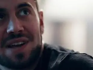 Tetona TS deja que su triste hermanastro le folle el culo