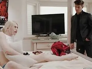 छोटे स्तन वाली ट्रांसजेंडर लड़की इज़ी वाइल्ड बिना कंडोम के