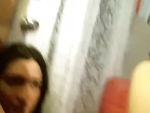 Transexual gime mientras se la follan y se la chupan