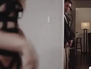 Perverse stiefvader neukt TS-stephen zonder condoom