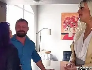 TS Cherry Mavrik baise une fille et un mec