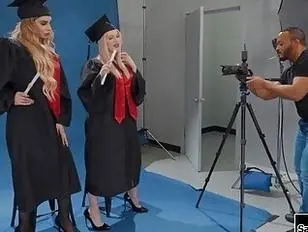 टीएस इज़ी वाइल्ड ने एक ट्रांसजेंडर को 3some में नंगी करके चोदा