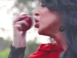 Schönheit einer Frau mit einem Schwanz